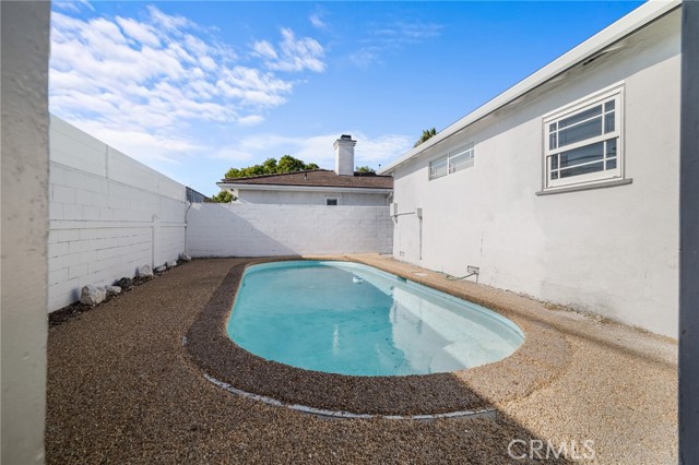 2109 N Dymond Street, Burbank CA: https://media.crmls.org/medias/caf420c7-a9a8-4e57-87d5-c29db80ad658.jpg