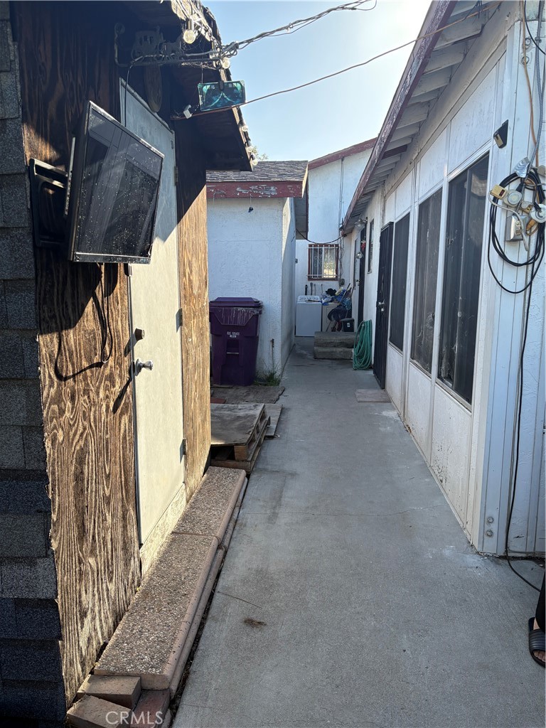 https://media.crmls.org/medias/caf78ea9-afad-41fb-a444-220d977ef54c.jpg?preset=X-Large