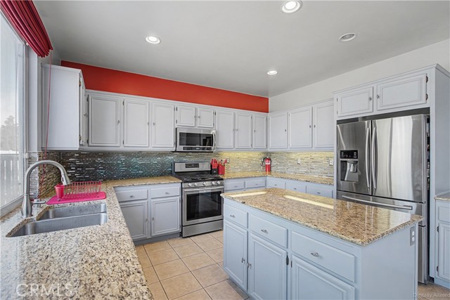 Detail Gallery Image 5 of 31 For 172 Goldenrod Ave, Perris,  CA 92570 - 5 Beds | 3 Baths