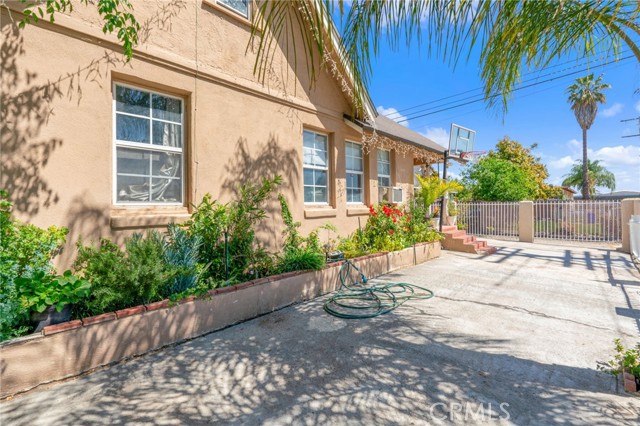 Detail Gallery Image 4 of 29 For 2025 N F St, San Bernardino,  CA 92405 - 2 Beds | 1 Baths