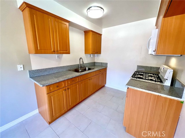 Detail Gallery Image 5 of 9 For 2306 Mira Vista Ave #7,  Montrose,  CA 91020 - 1 Beds | 1 Baths