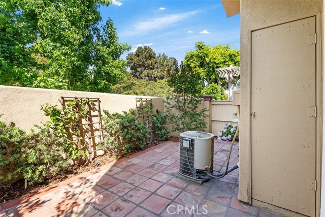 2303 Paseo Circulo, Tustin CA: https://media.crmls.org/medias/cafa5aa0-db2f-44f3-8621-ed55e9eb7ab1.jpg