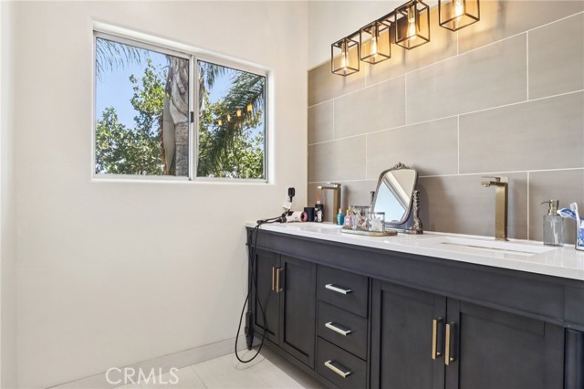 5635 Woodman Avenue, Van Nuys CA: https://media.crmls.org/medias/cafe55d7-17e7-42bc-bc86-035fd280035f.jpg