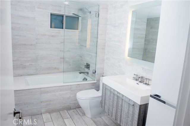 Detail Gallery Image 9 of 11 For 947 4th St #D,  Santa Monica,  CA 90403 - 3 Beds | 3 Baths