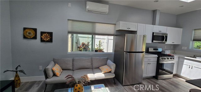 Detail Gallery Image 4 of 8 For 20284 Lorenzana Dr, Woodland Hills,  CA 91364 - 1 Beds | 1 Baths