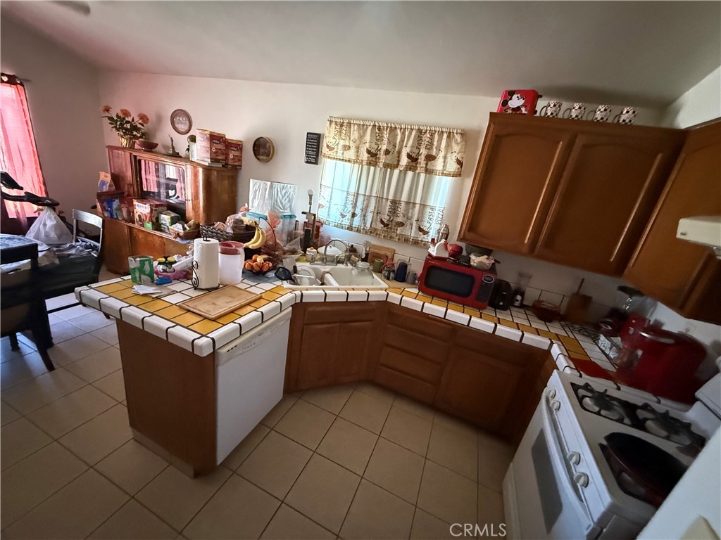 https://media.crmls.org/medias/cb00b2e3-47ce-48cf-b251-d0e33cd9cd26.jpg?preset=X-Large