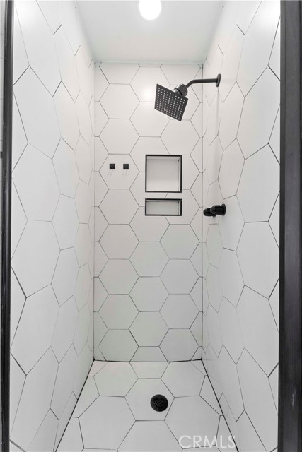 Detail Gallery Image 10 of 15 For 4051 Abourne Rd #D,  Los Angeles,  CA 90008 - 2 Beds | 1 Baths