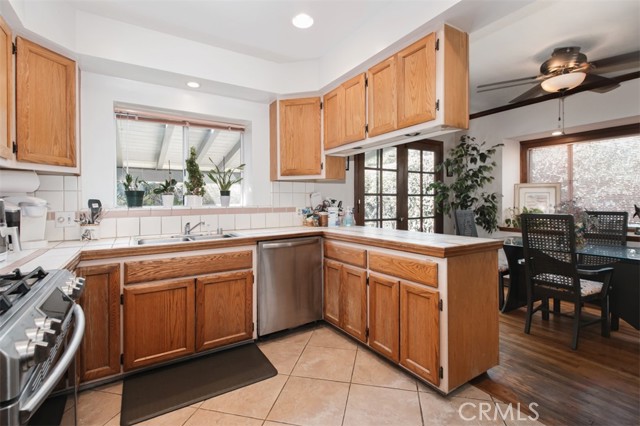 22046 Buena Ventura Street, Woodland Hills CA: https://media.crmls.org/medias/cb02d98e-a2bd-4aa0-a411-325056167959.jpg