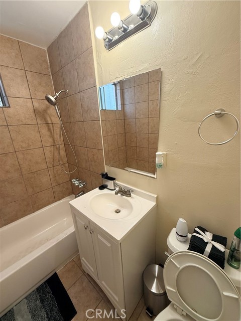 Detail Gallery Image 15 of 21 For 426 E 79th St #1,  –,  CA 90003 - 2 Beds | 1 Baths