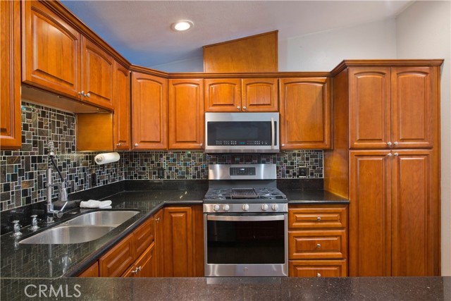 Detail Gallery Image 15 of 53 For 32031 Emerald Lane, Castaic,  CA 91384 - 4 Beds | 3 Baths