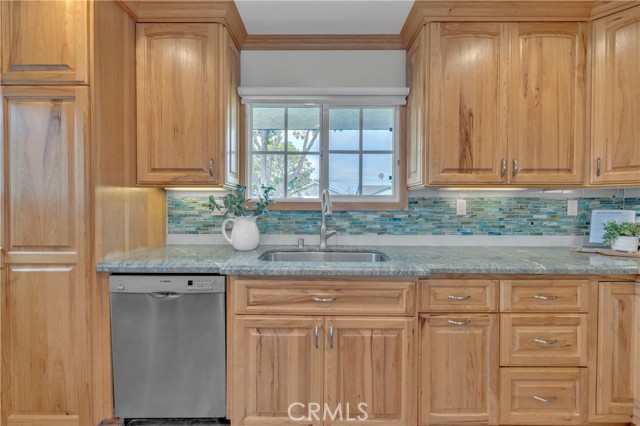 Detail Gallery Image 8 of 25 For 2002 Pattiz Ave, Long Beach,  CA 90815 - 4 Beds | 2 Baths