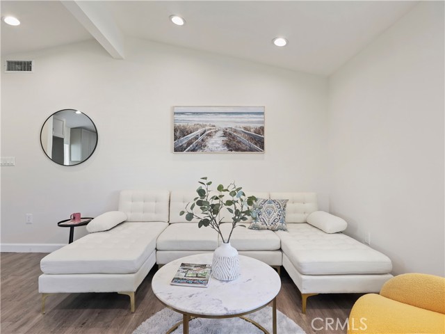 Detail Gallery Image 11 of 33 For 15803 Chatsworth St, Granada Hills,  CA 91344 - 3 Beds | 2 Baths