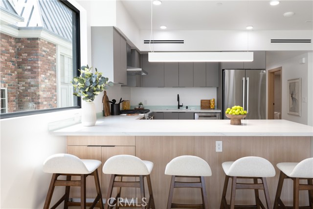 Detail Gallery Image 6 of 21 For 1361 Kelton Ave #403,  Los Angeles,  CA 90024 - 2 Beds | 2 Baths