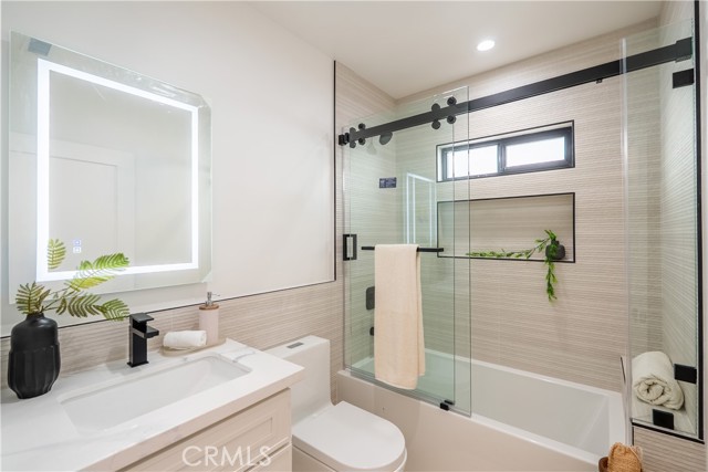 Detail Gallery Image 21 of 35 For 1719 Landis, Burbank,  CA 91504 - 6 Beds | 4 Baths