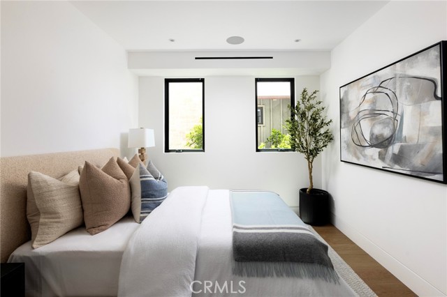 303 Goldenrod Avenue, Corona del Mar CA: https://media.crmls.org/medias/cb1b4bc1-215f-480d-9995-086fcda27c72.jpg