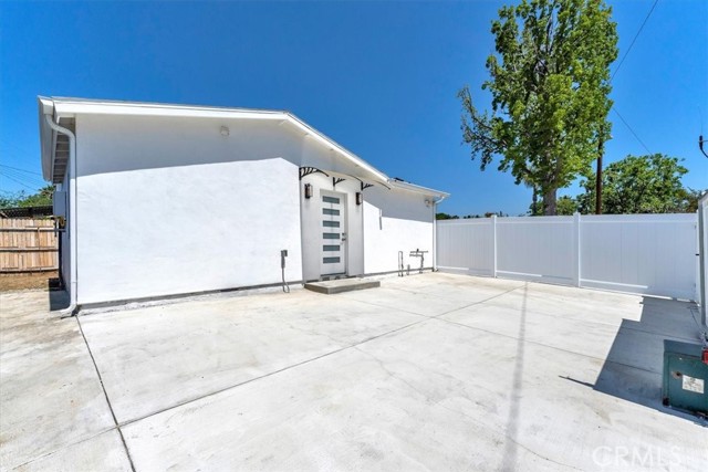 7865 Chastain Avenue, Reseda CA: https://media.crmls.org/medias/cb1c8b16-3ac5-4136-b2bc-501dfe3eb013.jpg