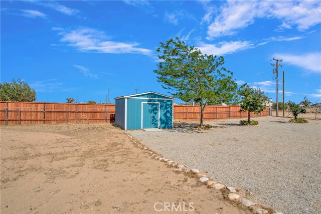 7330 Smoke Tree Road, Phelan CA: https://media.crmls.org/medias/cb1e912d-5fb3-4be6-ad5e-b0e2e67d9761.jpg