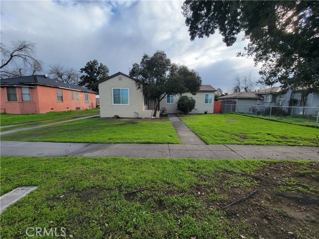 Detail Gallery Image 1 of 1 For 2406 E Simpson Ave, Fresno,  CA 93703 - 2 Beds | 1 Baths