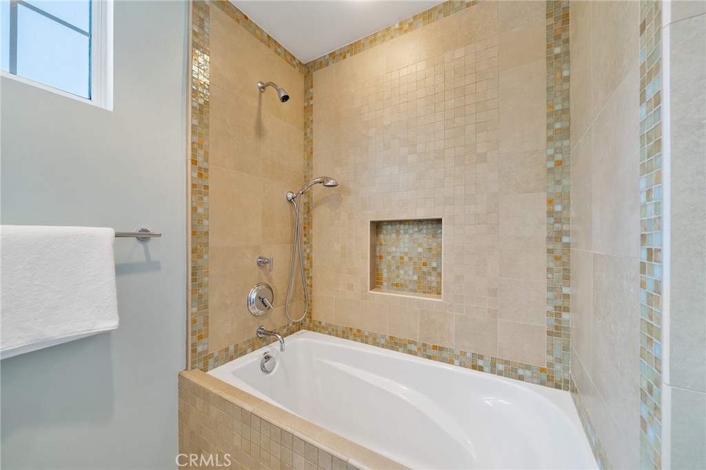 https://media.crmls.org/medias/cb240e3c-5d24-46cb-9cd5-55da92941d1e.jpg?preset=X-Large