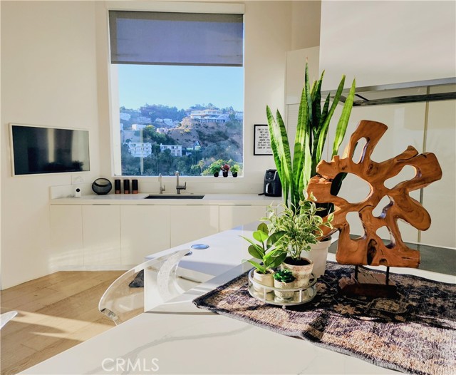 Detail Gallery Image 7 of 74 For 1609 Viewmont Dr, Los Angeles,  CA 90069 - 3 Beds | 3/1 Baths