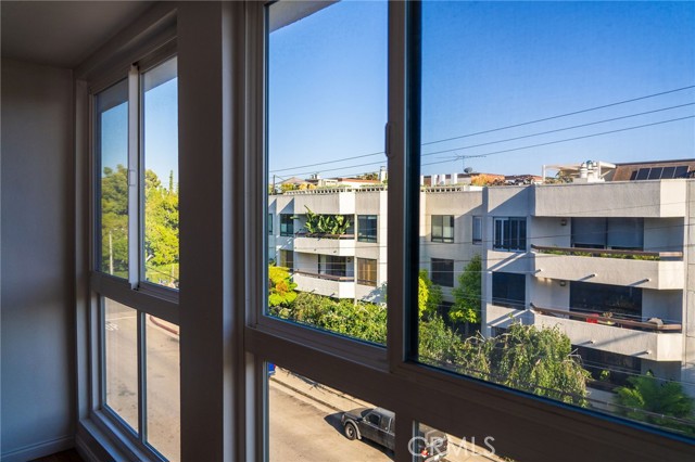 911 N Kings Road, West Hollywood CA: https://media.crmls.org/medias/cb27ce99-f2cb-4868-8f62-70d282d95f96.jpg