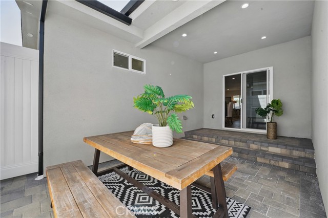 8142 Vantage Avenue, North Hollywood CA: https://media.crmls.org/medias/cb29847d-05da-4974-ac44-28625ea5128e.jpg