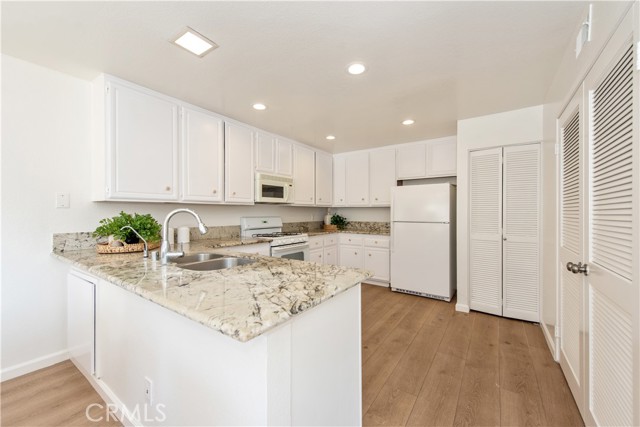 Detail Gallery Image 8 of 31 For 28 Exeter #19,  Irvine,  CA 92612 - 2 Beds | 2/1 Baths