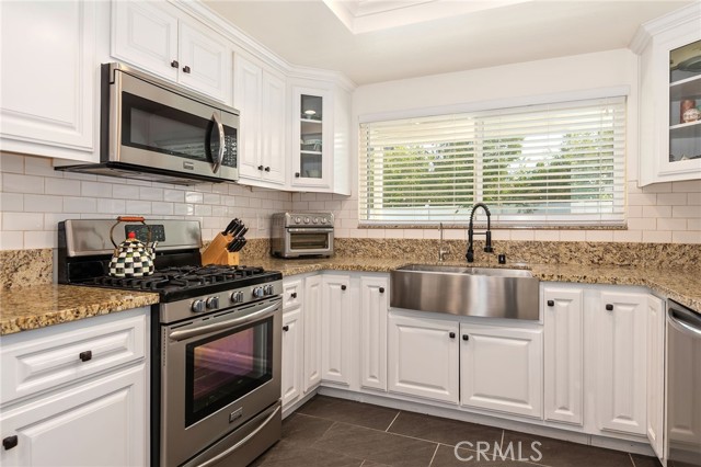 Detail Gallery Image 5 of 29 For 12724 Byron Ave, Granada Hills,  CA 91344 - 4 Beds | 2 Baths