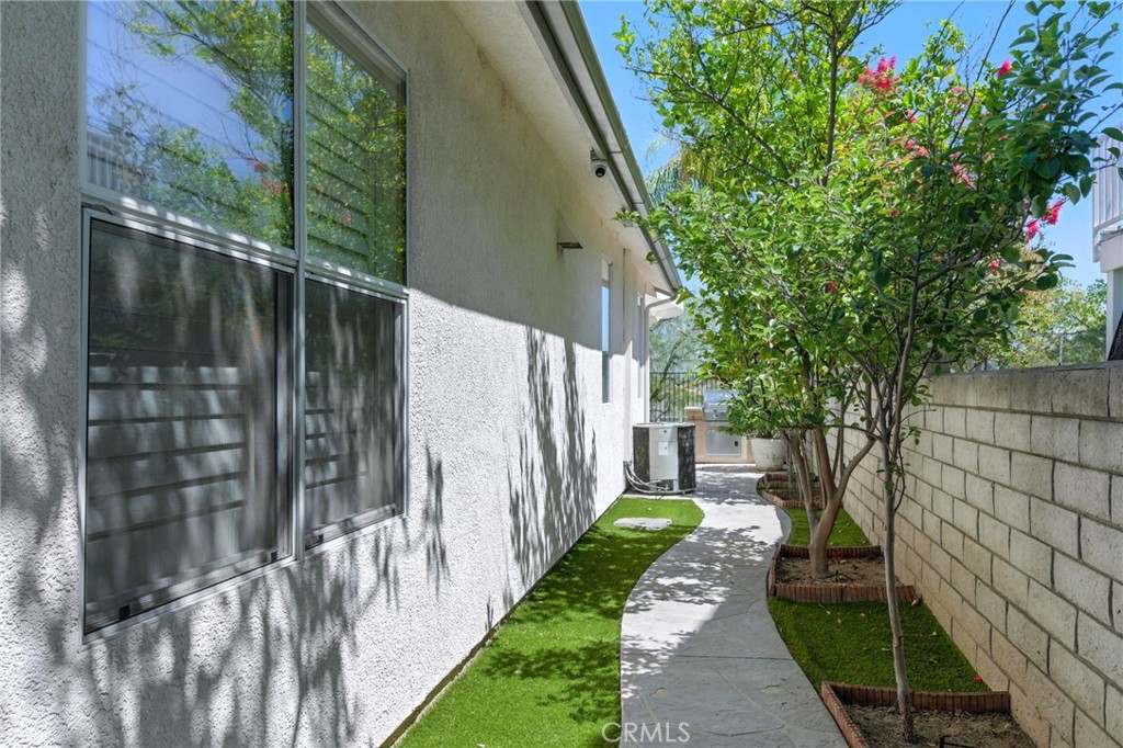 https://media.crmls.org/medias/cb2da3d1-d064-419a-8487-13a65766a98a.jpg?preset=X-Large