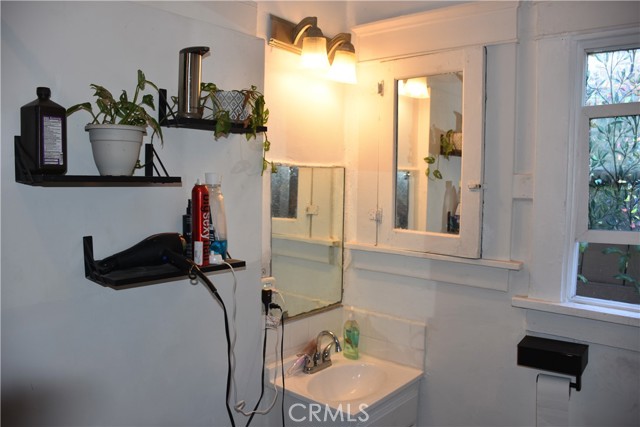 5318 Irvington Place, Los Angeles CA: https://media.crmls.org/medias/cb2fe007-1e6a-4e55-b486-7149e397d13d.jpg