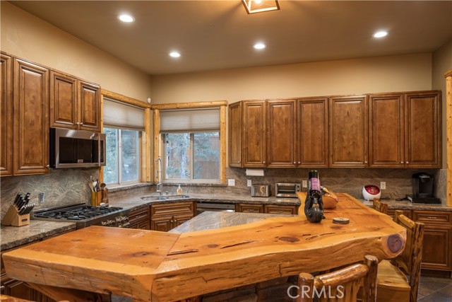 325 Stoney Creek Road, Big Bear Lake CA: https://media.crmls.org/medias/cb306e20-19b1-43cf-b9ba-e2fefa228538.jpg