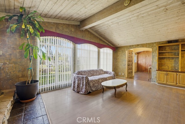 Detail Gallery Image 7 of 35 For 1934 S Robert Ln, Anaheim,  CA 92802 - 5 Beds | 4 Baths