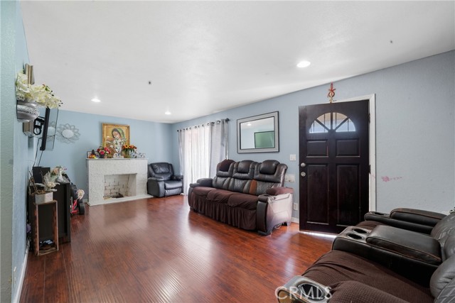 Detail Gallery Image 5 of 26 For 409 W Cedar St, Compton,  CA 90220 - 3 Beds | 2 Baths
