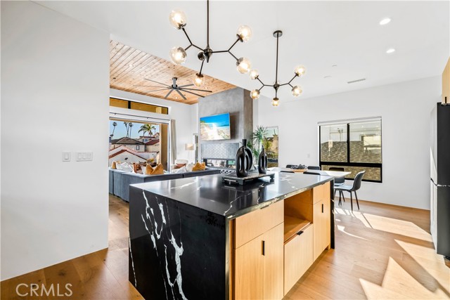 171 Savona Walk, Long Beach CA: https://media.crmls.org/medias/cb363ea5-d557-4a8f-90a8-d12ac4e7a813.jpg