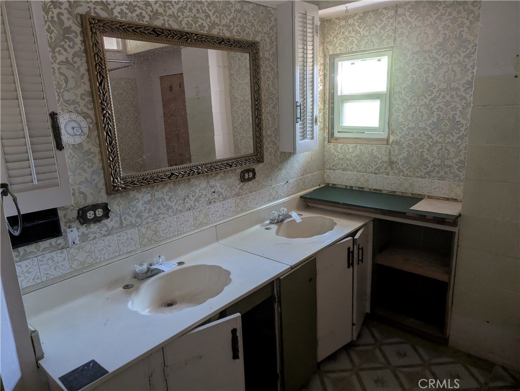 https://media.crmls.org/medias/cb36c16d-2763-47c7-b150-3c0320e96cfe.jpg?preset=X-Large