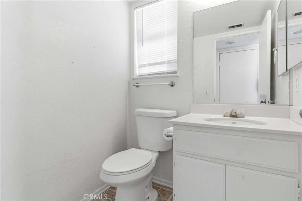 https://media.crmls.org/medias/cb3b4d51-2618-4ae6-a4a4-f34e7c555591.jpg?preset=X-Large