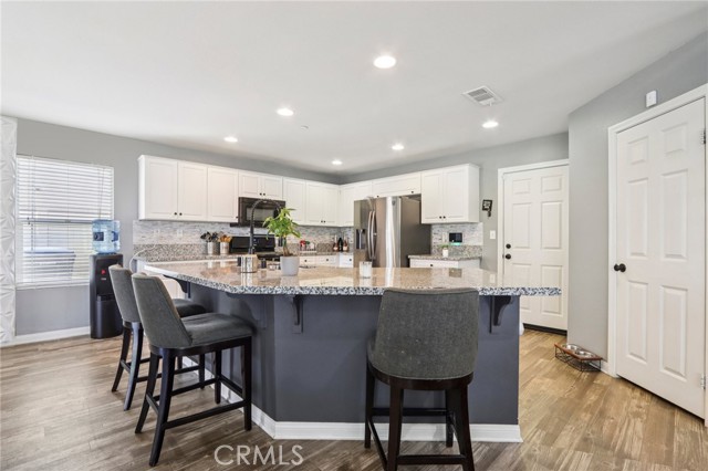 Detail Gallery Image 8 of 28 For 37522 Citron Pl, Palmdale,  CA 93551 - 4 Beds | 2/1 Baths