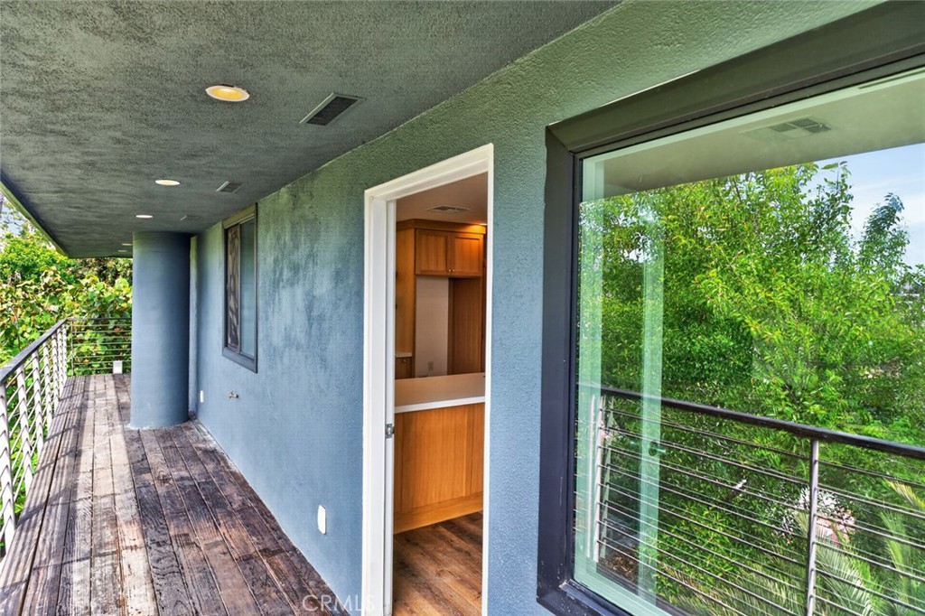 https://media.crmls.org/medias/cb3eca89-421c-43c9-a70d-edfc18a78f5f.jpg?preset=X-Large