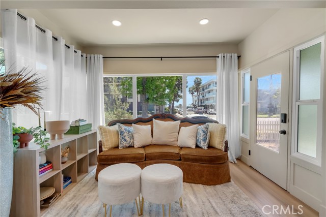 1123 E Ocean Blvd, Long Beach CA: https://media.crmls.org/medias/cb401e51-8934-48a7-9e54-bf7c7df73bbc.jpg