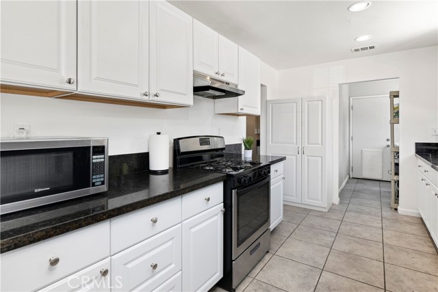 412 South Santa Fe Street, Hemet CA: https://media.crmls.org/medias/cb417775-ff19-46f7-8bac-b55f058f3ecd.jpg