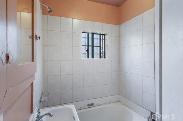 3825 Liberty Boulevard, South Gate CA: https://media.crmls.org/medias/cb41895b-b823-4c98-b360-3a6abd71b8a9.jpg