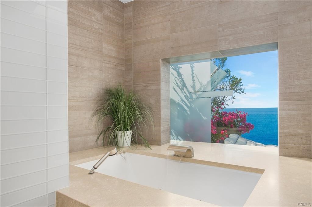 Detail Gallery Image 11 of 32 For 2665 Victoria Dr, Laguna Beach,  CA 92651 - 5 Beds | 4/2 Baths