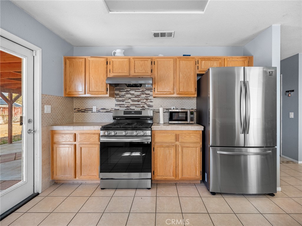 https://media.crmls.org/medias/cb4af80d-81d3-485b-b229-907b55c98d56.jpg?preset=X-Large