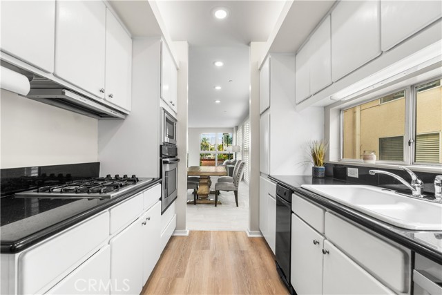 Detail Gallery Image 15 of 47 For 1927 Glendon #301,  Los Angeles,  CA 90025 - 2 Beds | 2 Baths