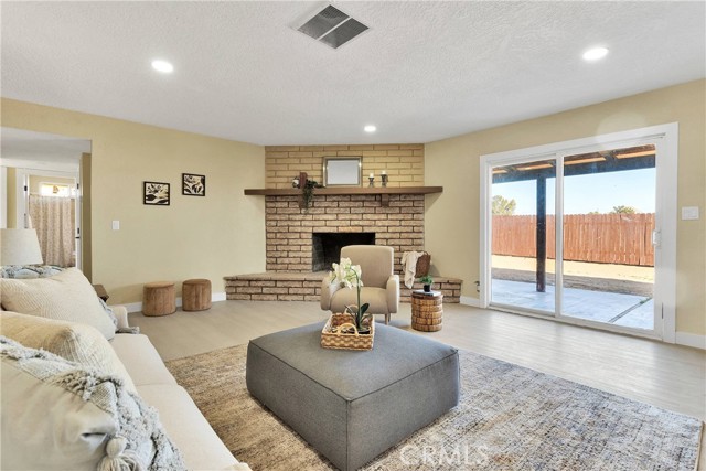 15130 Flathead Road, Apple Valley CA: https://media.crmls.org/medias/cb4fef69-4734-4860-8a51-6e3a3cd9eeac.jpg