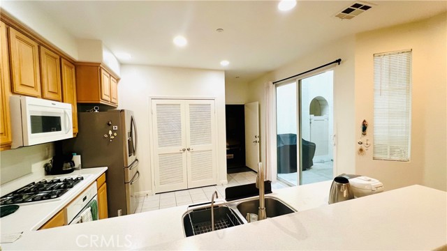 Detail Gallery Image 6 of 34 For 2652 W Madison Cir, Anaheim,  CA 92801 - 2 Beds | 2/1 Baths
