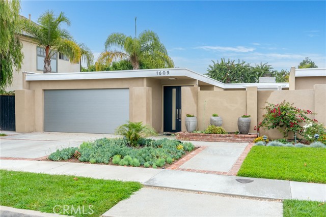 Detail Gallery Image 2 of 34 For 1609 Anita Ln, Newport Beach,  CA 92660 - 4 Beds | 3/1 Baths