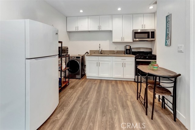 Detail Gallery Image 3 of 5 For 24019 Sylvan  St. Adu,  Woodland Hills,  CA 91367 - 1 Beds | 1 Baths