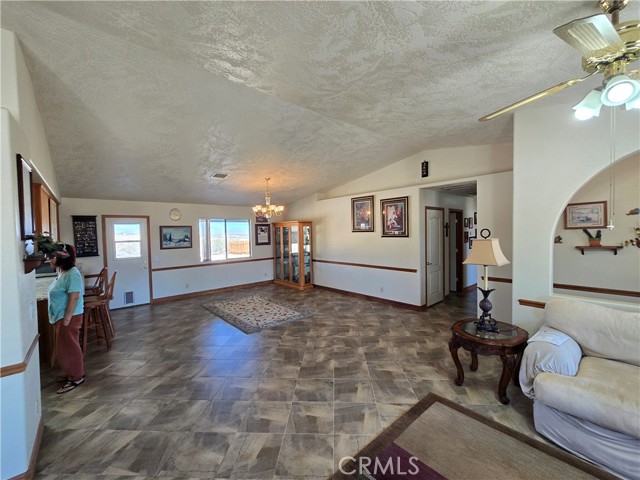 7050 Ivanpah Avenue, 29 Palms CA: https://media.crmls.org/medias/cb5c47be-fd65-44f8-a0ee-eff2d95662eb.jpg