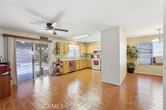 Detail Gallery Image 4 of 23 For 45409 Pickford Ave, Lancaster,  CA 93534 - 5 Beds | 2/1 Baths